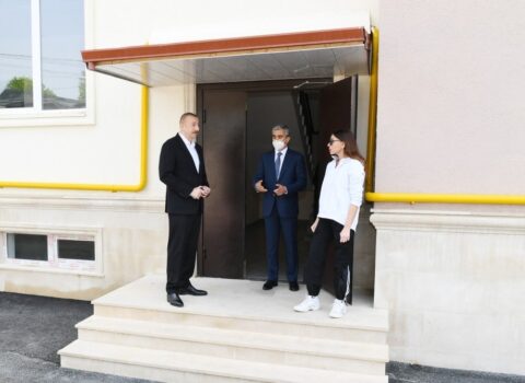 İlham Əliyev və Mehriban Əliyeva çoxmənzilli binalarda yaradılan şəraitlə tanış oldular – FOTOLAR