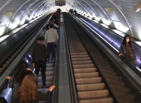 Metroda eskalatora kimyəvi maddə sürtən şəxslər SAXLANILDI