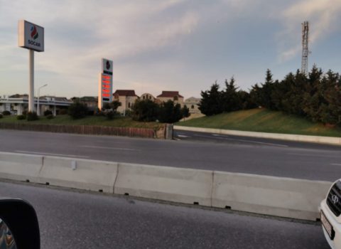 Bunu hansı ağılla edirlər?! – Yol zolaqlarına beton maneələr döşənir