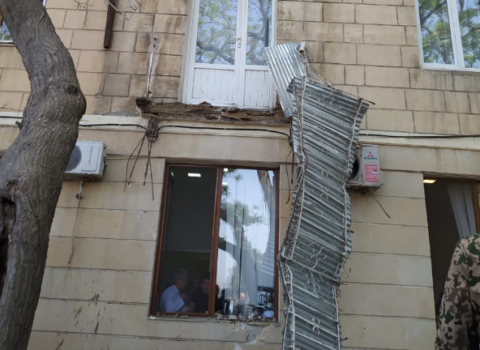Bakıda binanın balkonu uçdu – FOTOLAR
