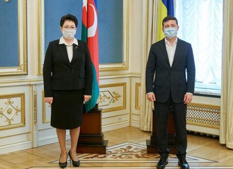 Elmira Axundova etimadnaməsini Zelenskiyə təqdim etdi