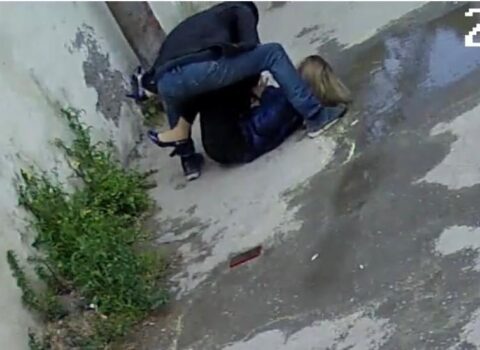 Bakıda küçədə qadına vəhşicəsinə hücum edildi – ANBAAN VİDEO