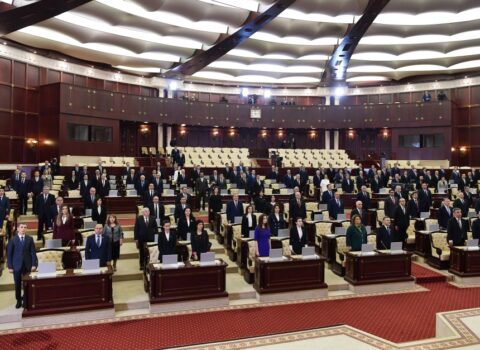 Parlamentdə iyul şəhidlərinin xatirəsi bir dəqiqəlik sükutla yad edildi