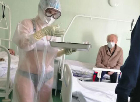 Xəstələri bikinidə müayinə edən tibb bacısı cəzalandırıldı – FOTO