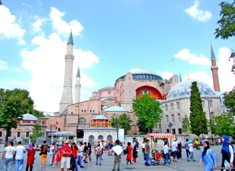 Türkiyədə həftəsonu küçəyə çıxma qadağası ləğv edildi