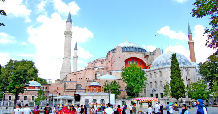 Türkiyədə həftəsonu küçəyə çıxma qadağası ləğv edildi Türkiyədə həftəsonu küçəyə çıxma qadağası ləğv edildi