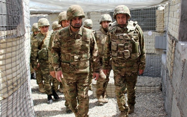 Müdafiə naziri və Prezidentin köməkçisi ön xətdə – FOTOLAR Müdafiə naziri və Prezidentin köməkçisi ön xətdə – FOTOLAR