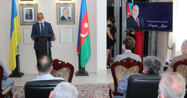 “Qurtuluş günü” ilə bağlı diplomatlar və diaspor üzvləri Xarkovda tədbir keçirdilər “Qurtuluş günü” ilə bağlı diplomatlar və diaspor üzvləri Xarkovda tədbir keçirdilər