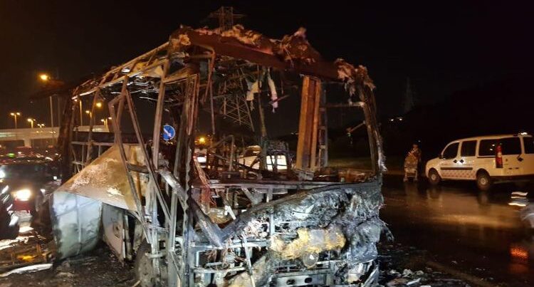 Aeroport yolunda avtobus partladı – FOTO – VİDEO Aeroport yolunda avtobus partladı – FOTO – VİDEO