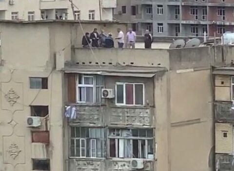 Bakıda damda domino oynayıb, kabab bişirənlər cəzalandırıldı – FOTO