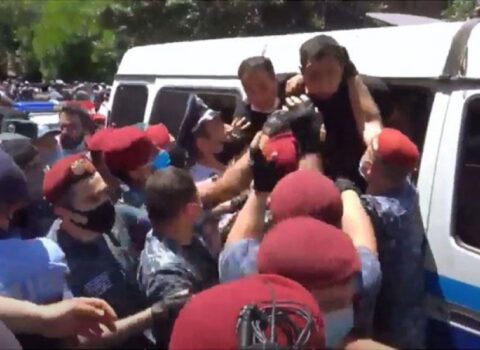 Ermənistanda polis aksiya iştirakçılarına və deputatlara güc tətbiq etdi