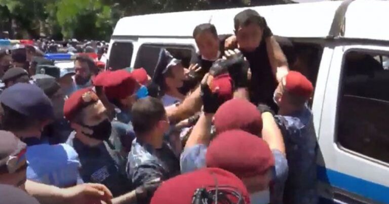 Ermənistanda polis aksiya iştirakçılarına və deputatlara güc tətbiq etdi Ermənistanda polis aksiya iştirakçılarına və deputatlara güc tətbiq etdi