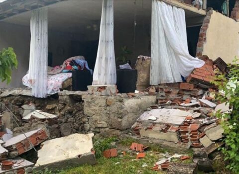 Türkiyədə zəlzələ bölgəsinə 500 çadır göndərildi