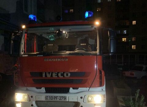 Bakıda çoxmərtəbəli binada yanğın: Sakinlər təxliyə edildi