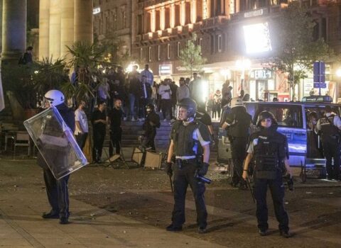 Ştutqartda iğtişaşlar zamanı 19 polis əməkdaşı xəsarət aldı