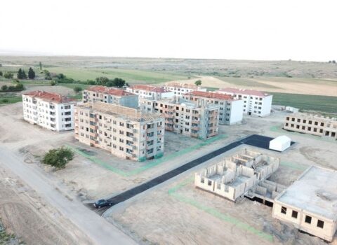 Dövlət başçısı Samuxda məcburi köçkünlər üçün tikilən yaşayış məhəlləsi ilə tanış oldu