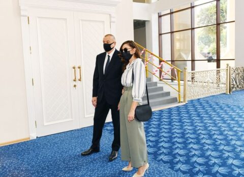 Prezident Gəncə Dövlət Dram Teatrının yeni binasının tikintisi ilə tanış olub