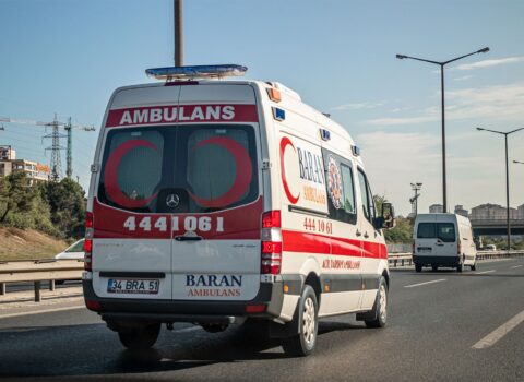 Türkiyədə mikroavtobus qəzaya uğradı, ölən və yaralananlar var