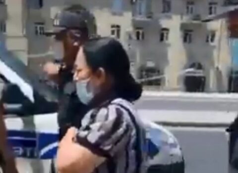 Bakıda icazəsiz çölə çıxan qadın polisə yaxınlaşdı, polis isə görün nə etdi… – VİDEO