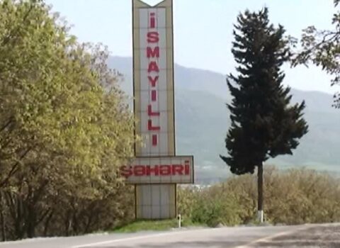 İsmayıllıda avtomobil yoldan çıxaraq aşdı