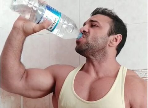 Azərbaycanlı aparıcı birnəfəsə litryarımlıq suyu içdi – VİDEO