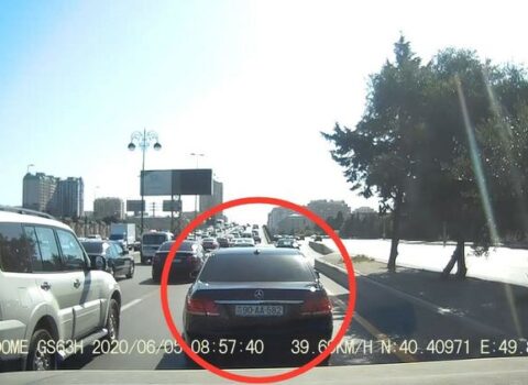 Bakıda “qoçuluq” edərək söyüş söyən “AA” seriyalı maşın kimindir? – VİDEO