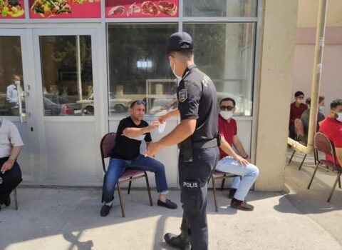 Polis növbədə duranlara maska payladı
