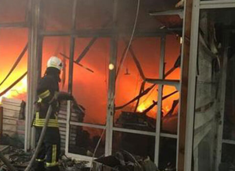 Azərbaycanda bazarda yanğın: Bir neçə mağaza külə döndü