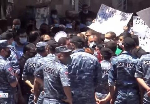 İrəvanda aksiya davam edir: Çarukyan 6 saatdır…