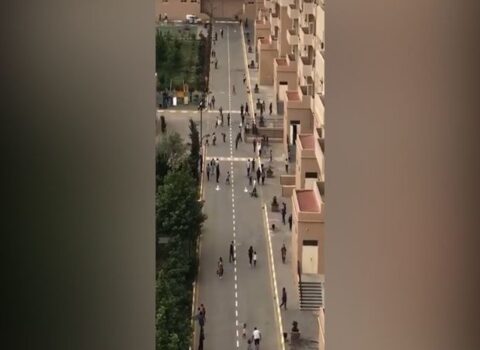 Bakıda tragikomik hadisə: Evdən çıxmaq qadağasını kütləvi şəkildə pozan sakinlərə polis müdaxiləsi – VİDEO