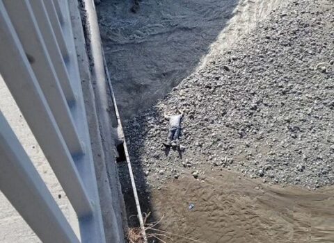 Azərbaycanda 2 uşaq atası özünü körpüdən atdı – FOTOLAR