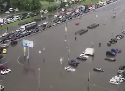 Moskva küçələri su altında qaldı – Video