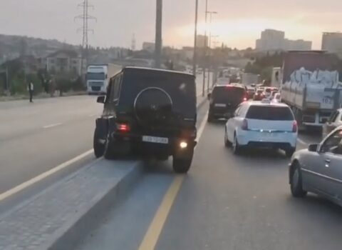 “Gelandewagen”i keçi kimi dırmaşdırdı – Bakıda sürücüdən ağlasığmaz hərəkət – VİDEO