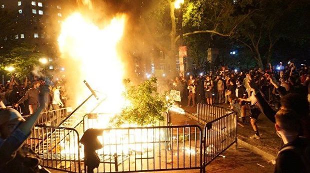 ABŞ-da etirazçılar məhkəmə binasına od vurdu ABŞ-da etirazçılar məhkəmə binasına od vurdu
