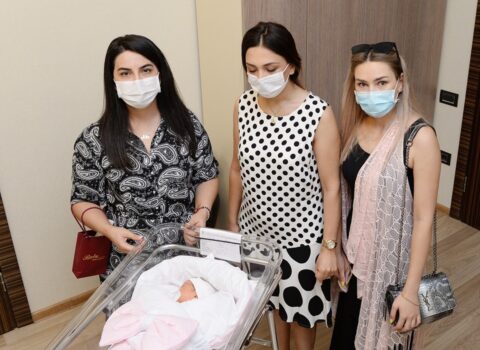 Şəhidin yeni doğulan övladının FOTOLARI – Ailəni ziyarət edənlərin XOŞMƏRAMLI MİSSİYASI