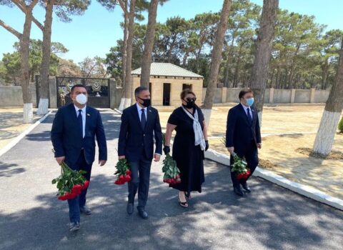 Deputatlar general Polad Həşimov və polkovnik İlqar Mirzəyevin məzarını ziyarət etdi