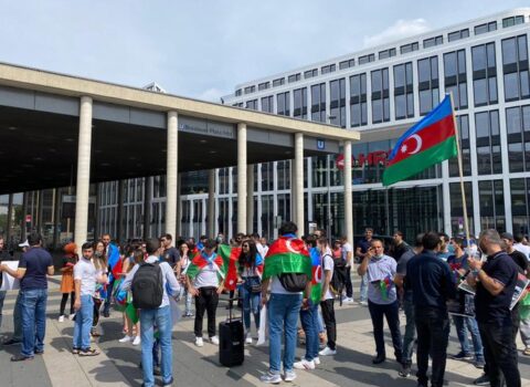 Kölndə yaşayan azərbaycanlılar ordumuza dəstək aksiyası keçirdi – VİDEO