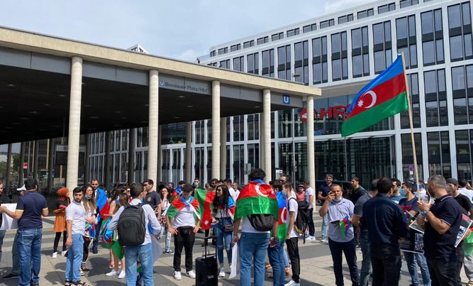 Kölndə yaşayan azərbaycanlılar ordumuza dəstək aksiyası keçirdi – VİDEO Kölndə yaşayan azərbaycanlılar ordumuza dəstək aksiyası keçirdi – VİDEO