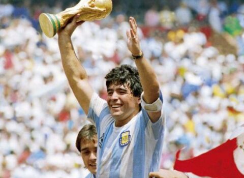 Maradona futbol tarixinin ən yaxşı oyunçusu seçildi
