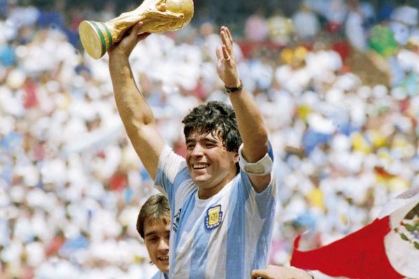 Maradona futbol tarixinin ən yaxşı oyunçusu seçildi Maradona futbol tarixinin ən yaxşı oyunçusu seçildi
