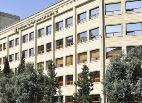 Heyvanları qəfəsdə saxlayan restoran sahibi cəzalandırıldı – RƏSMİ