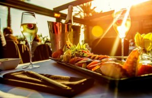 Varlılar restoranlarda QIZIL YEYİR…