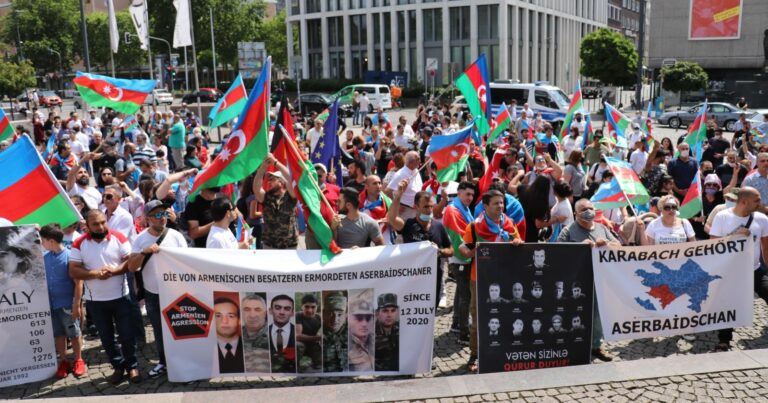 Düsseldorfda yaşayan azərbaycanlılar ordumuza dəstək oldu Düsseldorfda yaşayan azərbaycanlılar ordumuza dəstək oldu