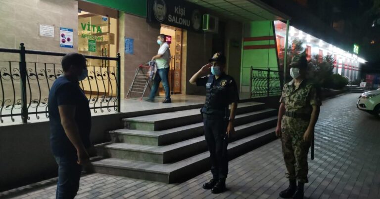 Bakı polisi koronavirusla bağlı gecə reydi keçirdi Bakı polisi koronavirusla bağlı gecə reydi keçirdi