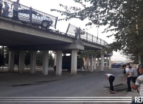 Kürdəmirdə avtomobil körpünün hasarına çırpıldı- FOTO