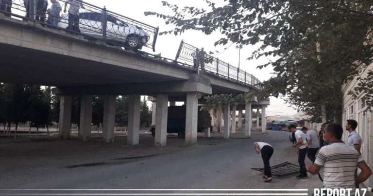 Kürdəmirdə avtomobil körpünün hasarına çırpıldı- FOTO Kürdəmirdə avtomobil körpünün hasarına çırpıldı- FOTO