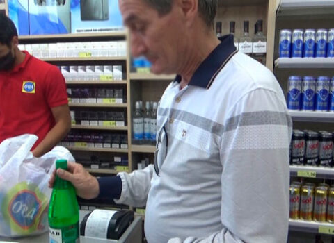 Polis supermarketlərdə reydlər keçirir – FOTOLAR