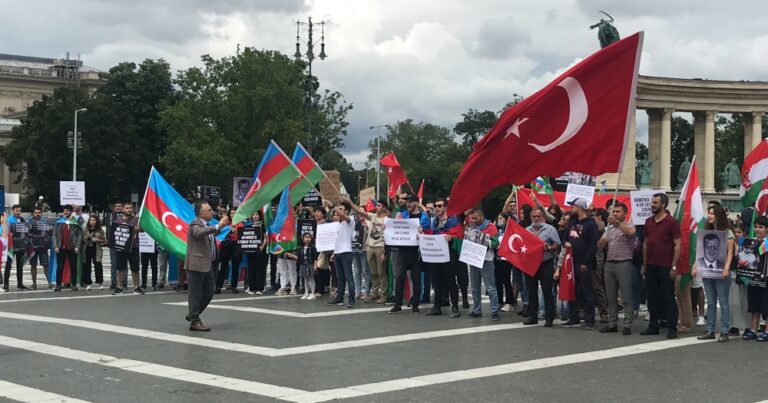 Budapeştdə erməni təcavüzünə qarşı kütləvi mitinq keçirilir – FOTOLAR Budapeştdə erməni təcavüzünə qarşı kütləvi mitinq keçirilir – FOTOLAR