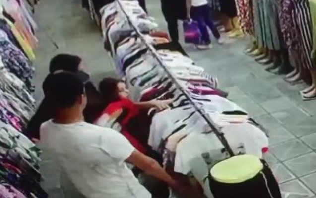 Mağazadan paltar oğurlayan bacı-qardaş həbs olundu – FOTO Mağazadan paltar oğurlayan bacı-qardaş həbs olundu – FOTO