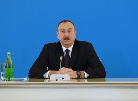 İlham Əliyev: “Divarları, kabinetləri dağıtmaq nəyə lazım idi?!”